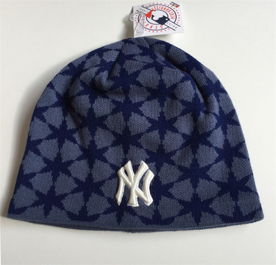 Ziemas cepure ar apdrukātu gadījuma rakstu