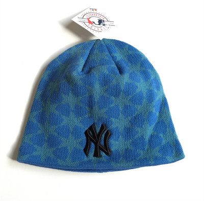 Ziemas cepure ar apdrukātu gadījuma rakstu