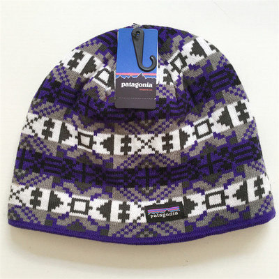 Ziemas cepure ar apdrukātu gadījuma rakstu