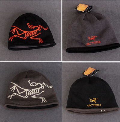 Ziemas cepure ar apdrukātu gadījuma rakstu