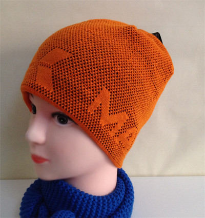 Ziemas cepure ar apdrukātu gadījuma rakstu