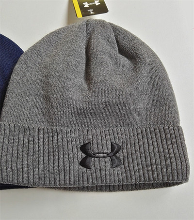 Ziemas cepure ar apdrukātu gadījuma rakstu