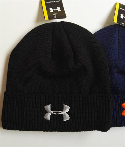 Ziemas cepure ar apdrukātu gadījuma rakstu