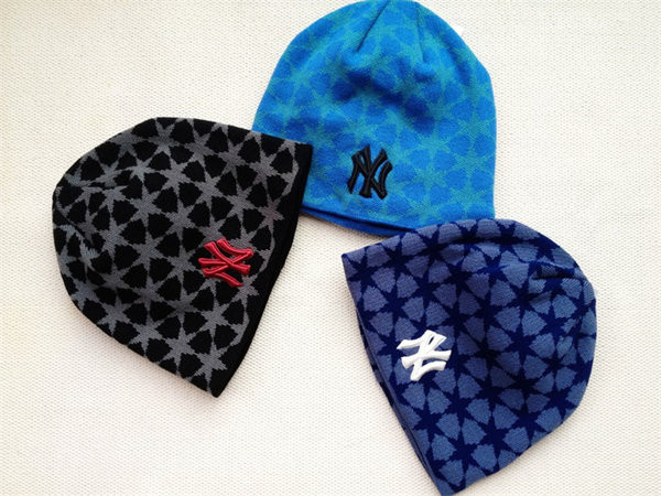 Ziemas cepure ar apdrukātu gadījuma rakstu