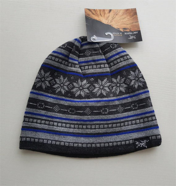 Zimska muška kapa s vezom