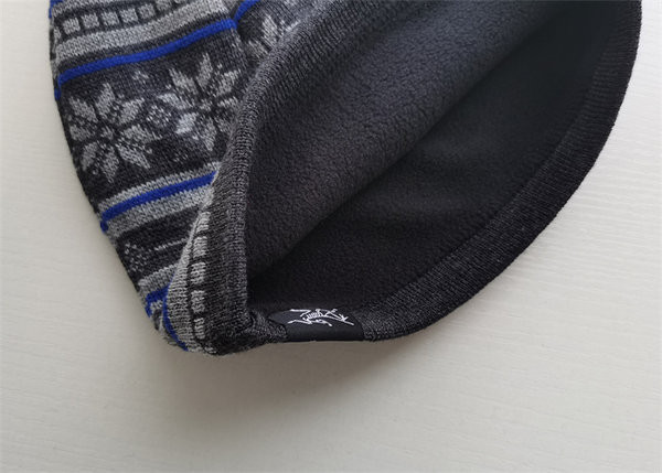 Zimska muška kapa s vezom