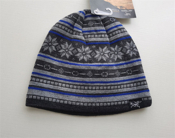 Zimska muška kapa s vezom