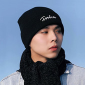 Moderna vīriešu cepure ar izšūtu uzrakstu - vienkrāsains