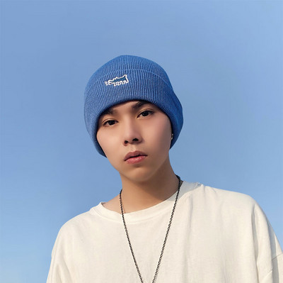 Moderna vīriešu cepure ar izšūtu uzrakstu - vienkrāsains