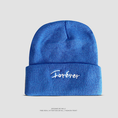 Moderna vīriešu cepure ar izšūtu uzrakstu - vienkrāsains