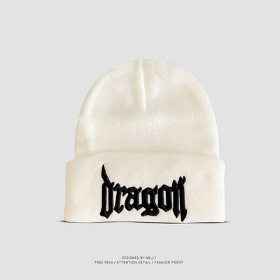 Moderna vīriešu cepure ar izšūtu uzrakstu - vienkrāsains