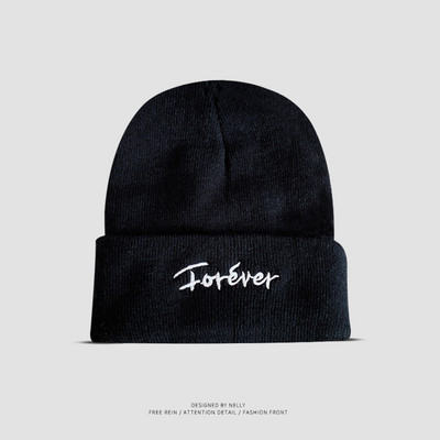 Moderna vīriešu cepure ar izšūtu uzrakstu - vienkrāsains