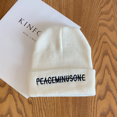 Moderna vīriešu cepure ar izšūtu uzrakstu - vienkrāsains