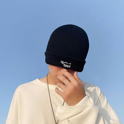 Moderna vīriešu cepure ar izšūtu uzrakstu - vienkrāsains