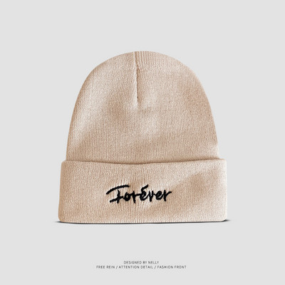 Moderna vīriešu cepure ar izšūtu uzrakstu - vienkrāsains