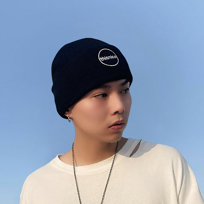 Moderna vīriešu cepure ar izšūtu uzrakstu - vienkrāsains