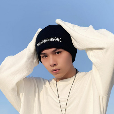 Moderna vīriešu cepure ar izšūtu uzrakstu - vienkrāsains