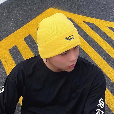 Moderna vīriešu cepure ar izšūtu uzrakstu - vienkrāsains