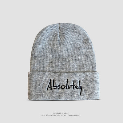 Moderna vīriešu cepure ar izšūtu uzrakstu - vienkrāsains