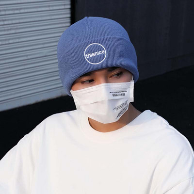 Moderna vīriešu cepure ar izšūtu uzrakstu - vienkrāsains