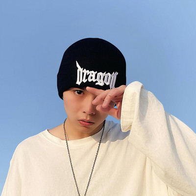 Moderna vīriešu cepure ar izšūtu uzrakstu - vienkrāsains