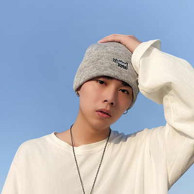 Moderna vīriešu cepure ar izšūtu uzrakstu - vienkrāsains