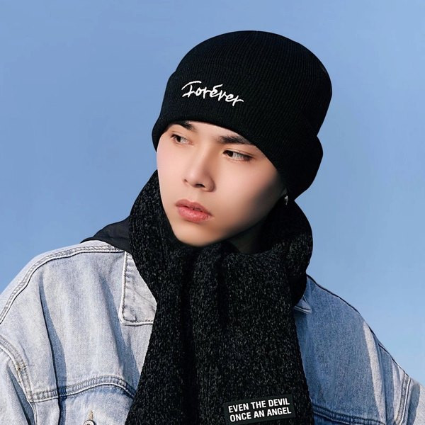 Moderna vīriešu cepure ar izšūtu uzrakstu - vienkrāsains