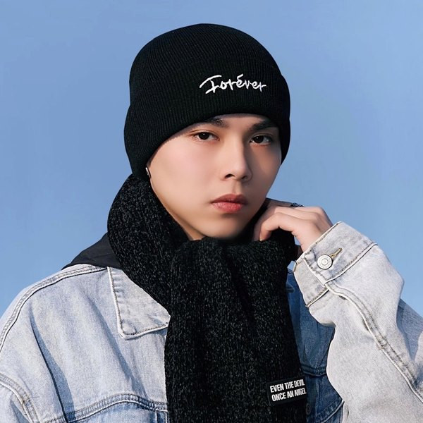 Moderna vīriešu cepure ar izšūtu uzrakstu - vienkrāsains