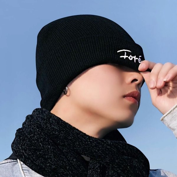 Moderna vīriešu cepure ar izšūtu uzrakstu - vienkrāsains