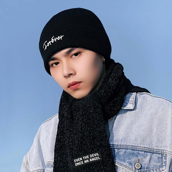 Moderna vīriešu cepure ar izšūtu uzrakstu - vienkrāsains