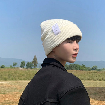 Мъжка зимна плетена шапка с емблема нов модел