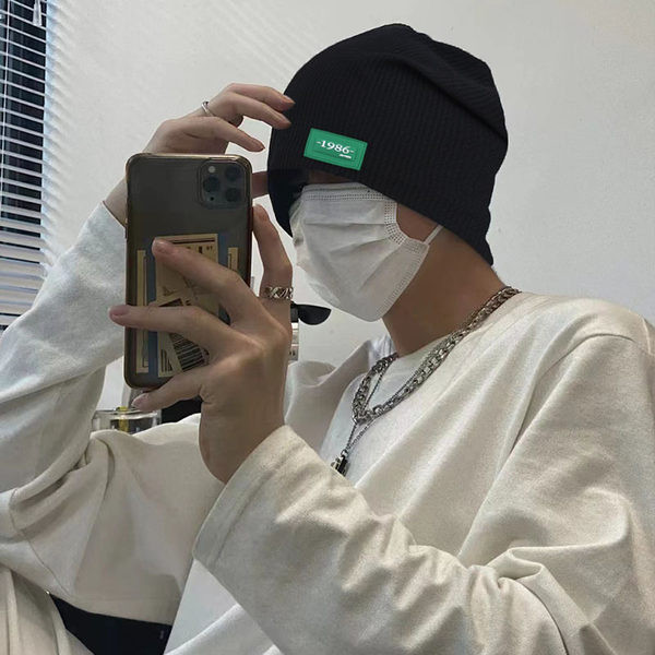 Moderna vīriešu vienkrāsaina cepure ar logotipu