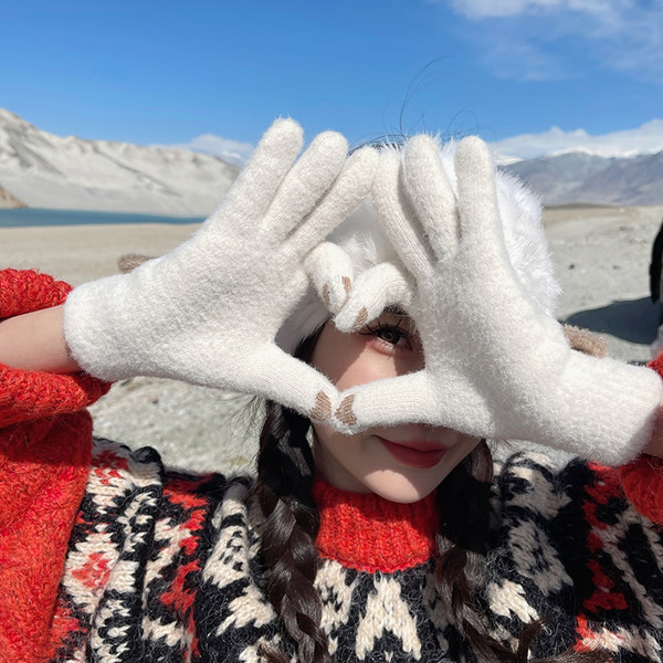 Sieviešu dūnu cimdi ar 3D elementu