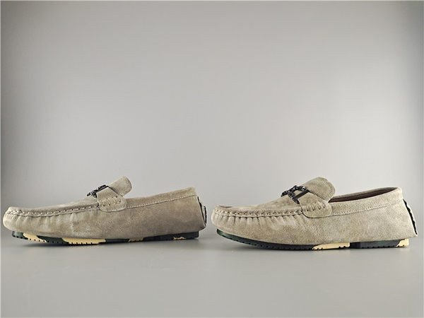 Mūsdienīgi vīriešu mokasīni ar metāla sprādzi