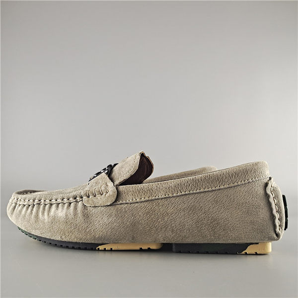 Mūsdienīgi vīriešu mokasīni ar metāla sprādzi