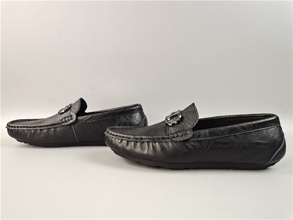 Aktuāli vīriešu ādas mokasīni ar metāla elementu