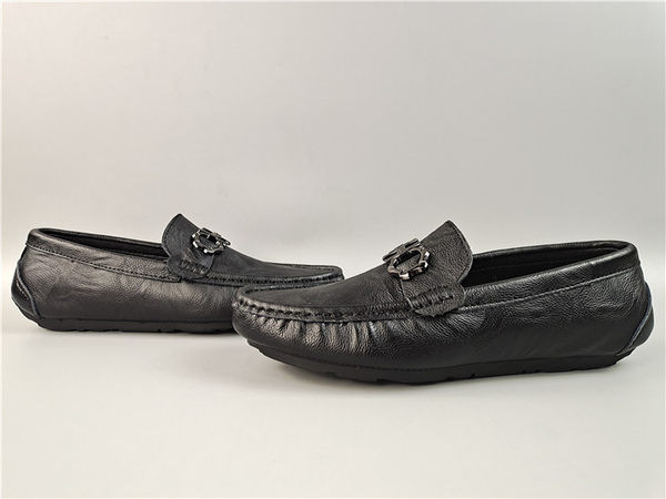 Aktuāli vīriešu ādas mokasīni ar metāla elementu