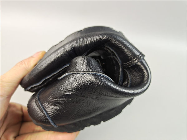 Aktuāli vīriešu ādas mokasīni ar metāla elementu