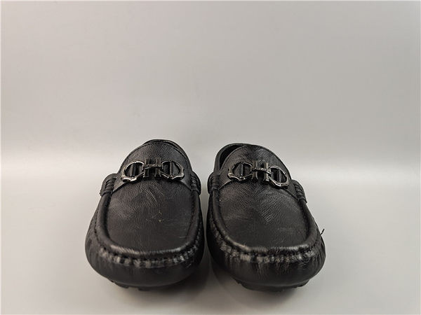 Aktuāli vīriešu ādas mokasīni ar metāla elementu