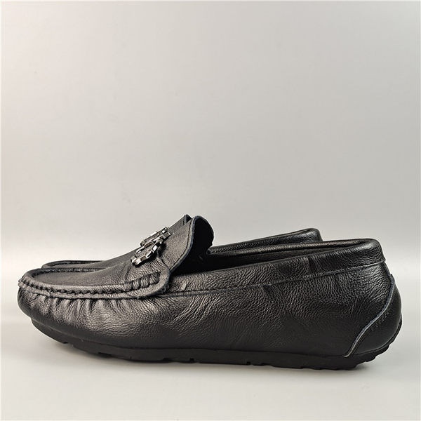 Aktuāli vīriešu ādas mokasīni ar metāla elementu