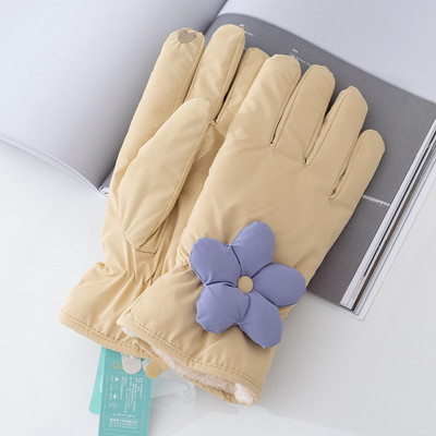 Sieviešu ziemas cimdi ar 3D elementu