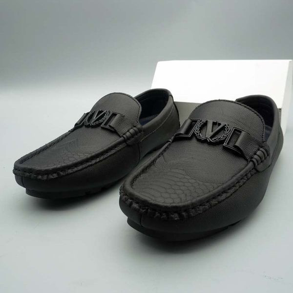 Κομψά μοκασίνια για άνδρες από οικολογικό δέρμα και μεταλλικό στοιχείο