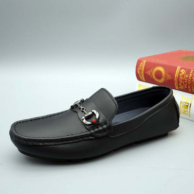 Mūsdienīgi mokasīni no mākslīgās ādas ar metāla elementu