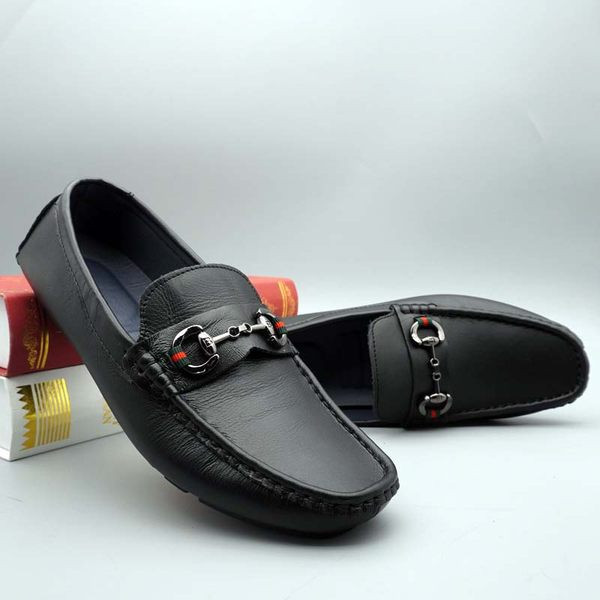 Mūsdienīgi mokasīni no mākslīgās ādas ar metāla elementu