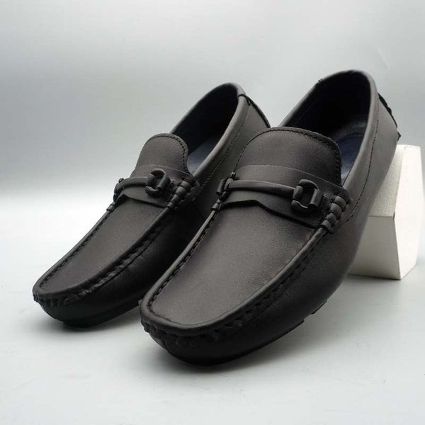 Mūsdienīgi mokasīni no mākslīgās ādas ar metāla elementu