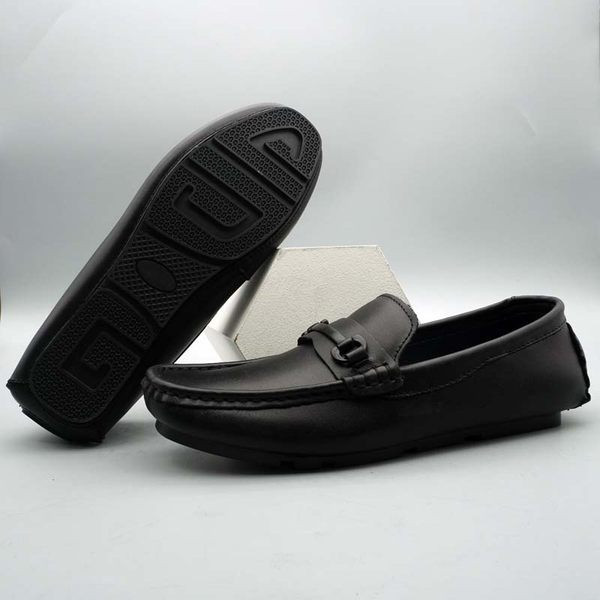 Mūsdienīgi mokasīni no mākslīgās ādas ar metāla elementu