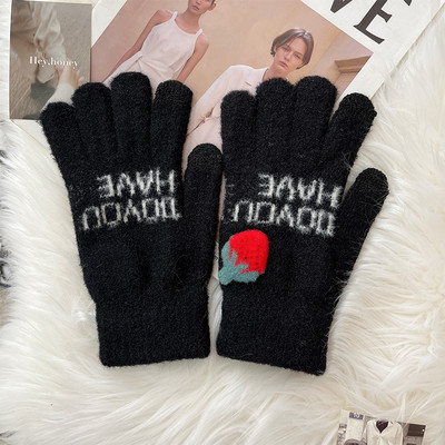 Γυναικεία χειμωνιάτικα γάντια με εφαρμογή και επιγραφή διάφορα μοντέλα