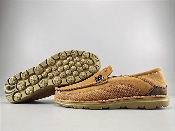 Vīriešu noapaļoti mokasīni ar metāla elementu