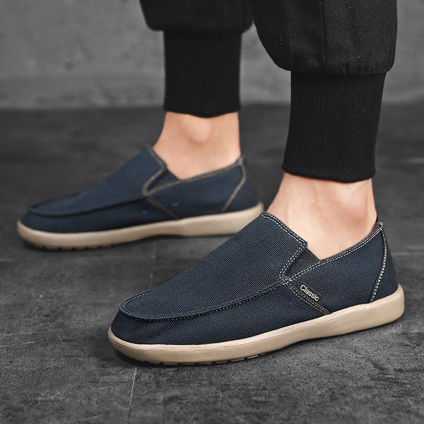 Tīrs vīriešu mokasīnu modelis ar plakanu zoli