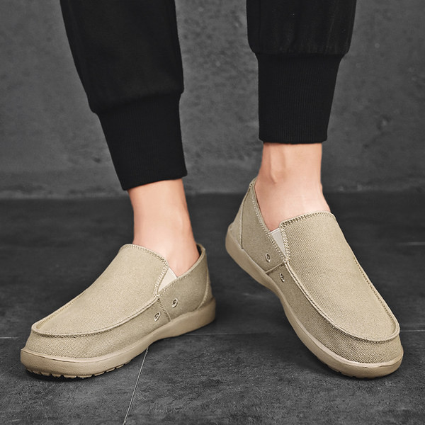 Tīrs vīriešu mokasīnu modelis ar plakanu zoli